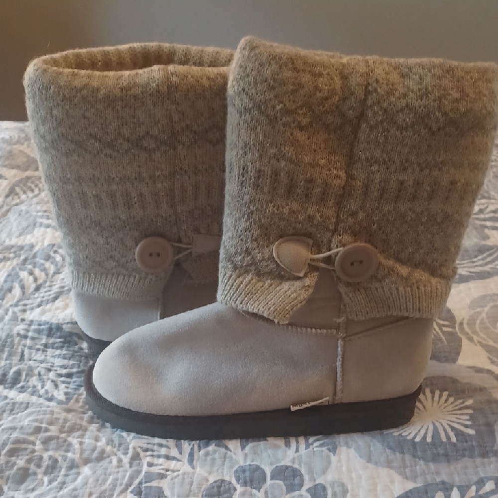 Muk Luks Cozy Tan Knit Boots Size 9W Winter Scandinavian Pattern NWOT Very Clean